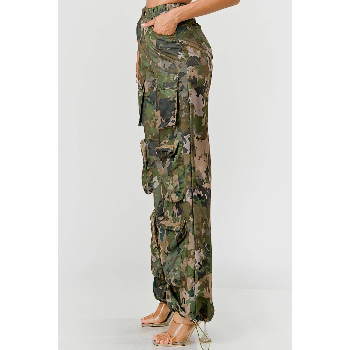 PLUS SIZE CAMO CARGO PANTS WITH POCKETS